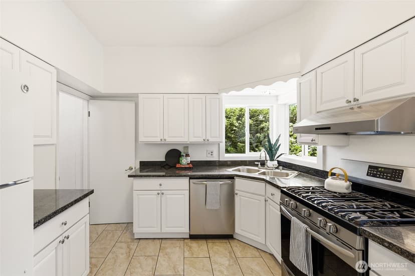 Property photo for 4318 1st Avenue NE, Seattle photo 13