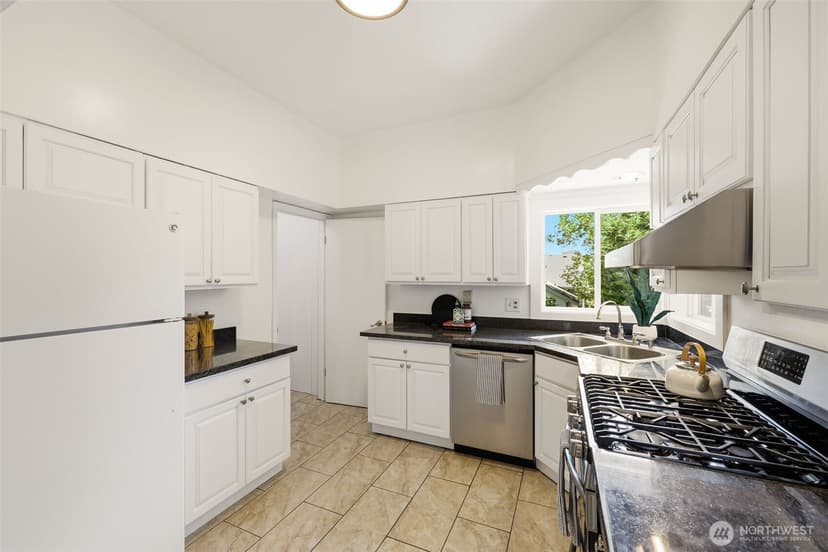 Property photo for 4318 1st Avenue NE, Seattle photo 12