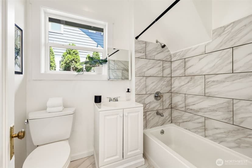 Property photo for 4318 1st Avenue NE, Seattle photo 19