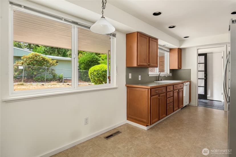 Property photo for 10466 SE 19th Street, Bellevue photo 8