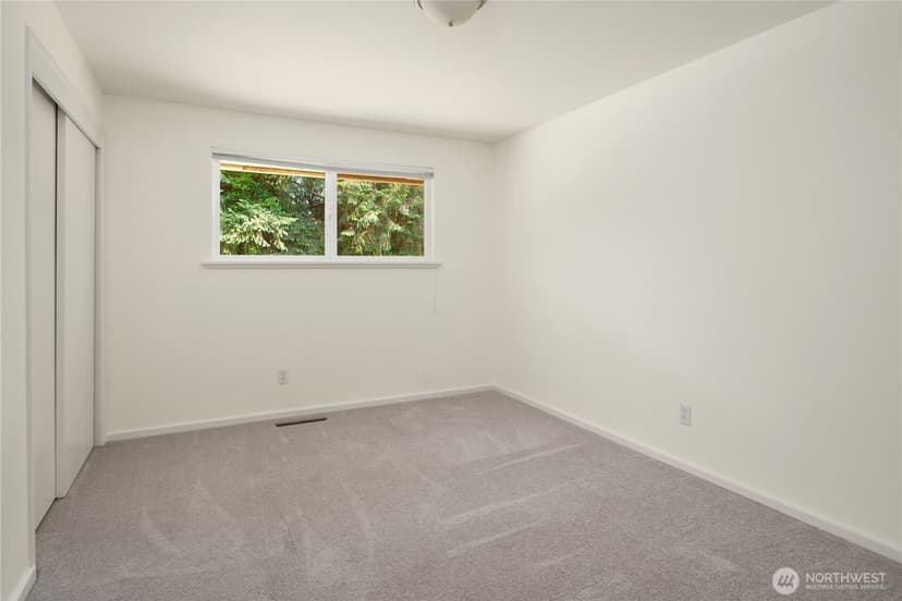 Property photo for 10466 SE 19th Street, Bellevue photo 11