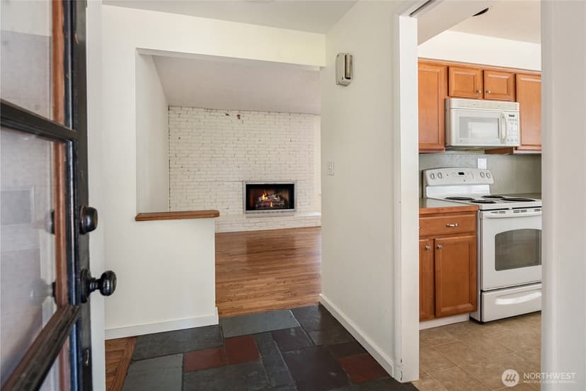 Property photo for 10466 SE 19th Street, Bellevue photo 3