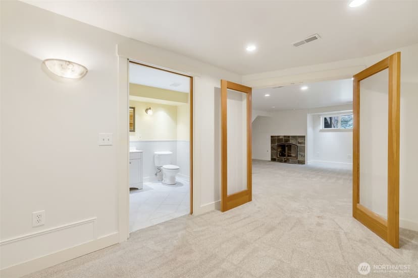 Property photo for 17120 NE 2nd Place, Bellevue photo 20