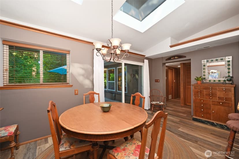Property photo for 10733 Bartlett Avenue NE, Seattle photo 8