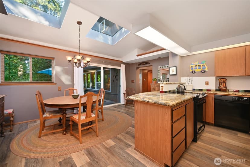 Property photo for 10733 Bartlett Avenue NE, Seattle photo 6