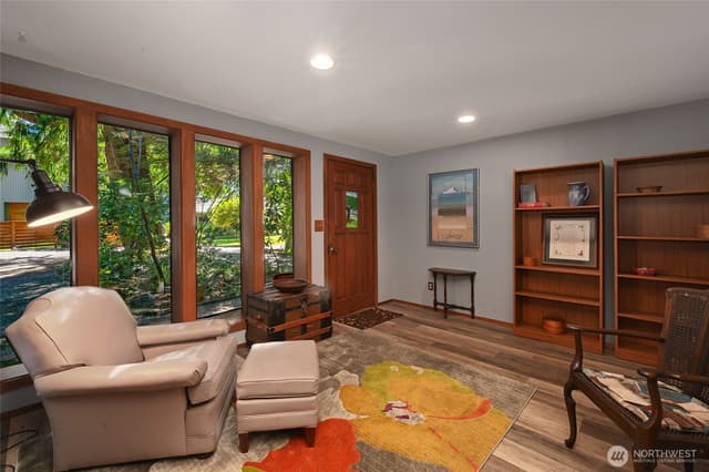 Property photo for 10733 Bartlett Avenue NE, Seattle photo 4