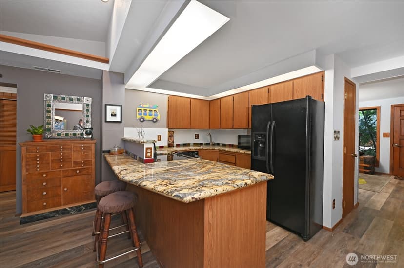 Property photo for 10733 Bartlett Avenue NE, Seattle photo 7