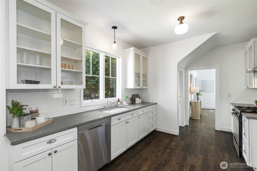 Property photo for 2815 8th Avenue W, Seattle photo 11