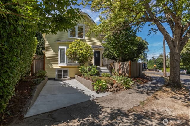 Property photo for 2815 8th Avenue W, Seattle photo 2