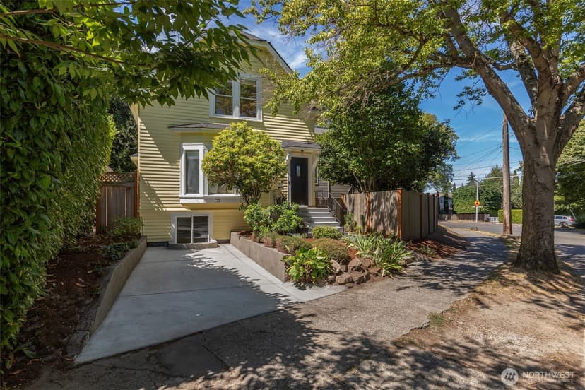Property photo for 2815 8th Avenue W, Seattle photo 2