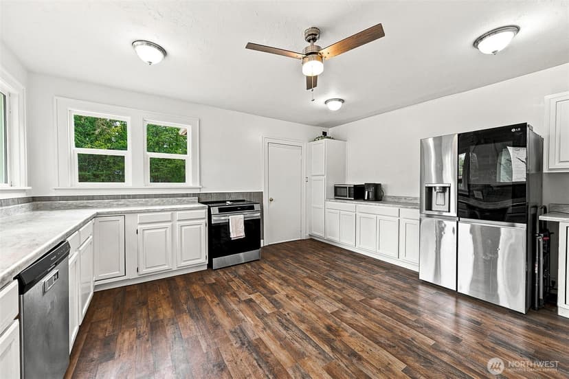 Property photo for 14416 Portland Avenue SW, Lakewood photo 6