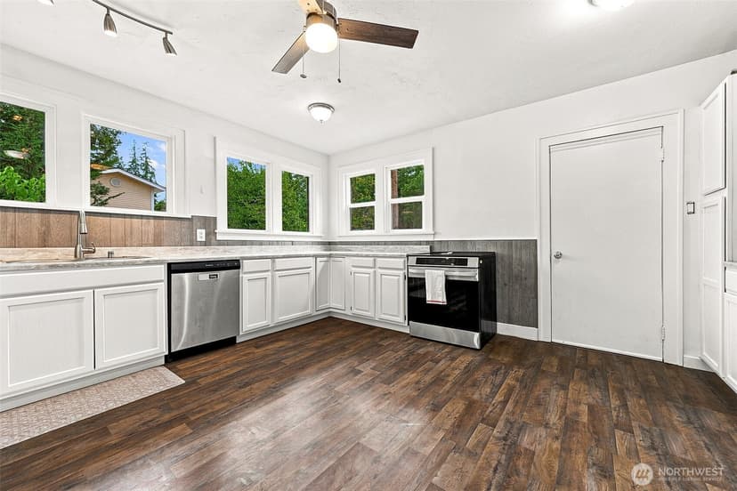 Property photo for 14416 Portland Avenue SW, Lakewood photo 7