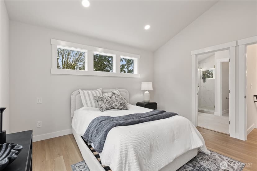 Property photo for 14308 B Roslyn Place N, Seattle photo 4