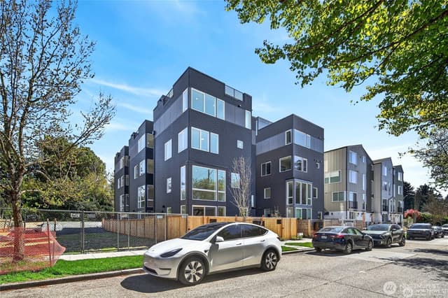 Property photo for 6318 41st Avenue SW #B, Seattle photo 2