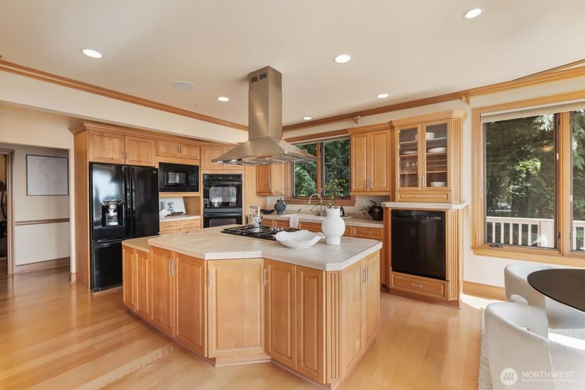 Property photo for 12510 Holmes Point Drive NE, Kirkland photo 17
