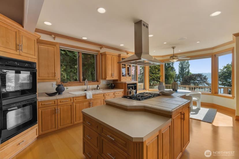 Property photo for 12510 Holmes Point Drive NE, Kirkland photo 14