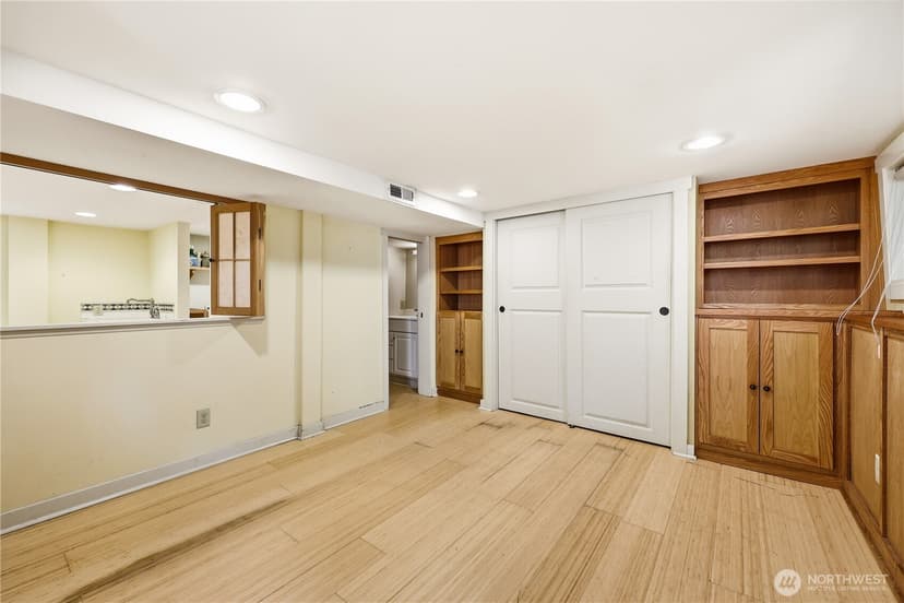 Property photo for 4747 4th Avenue NE, Seattle photo 33