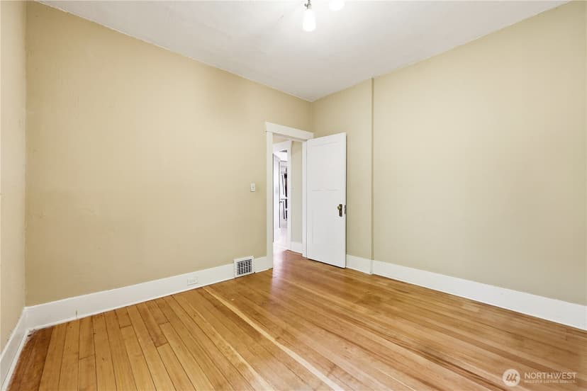 Property photo for 4747 4th Avenue NE, Seattle photo 16