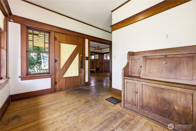 Property photo for 4747 4th Avenue NE, Seattle photo 4