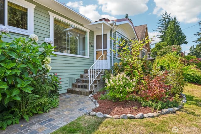 Property photo for 5017 SW Grayson Street, Seattle photo 4