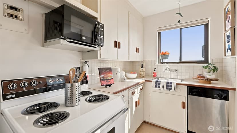 Property photo for 2450 Dexter Avenue N #303, Seattle photo 18