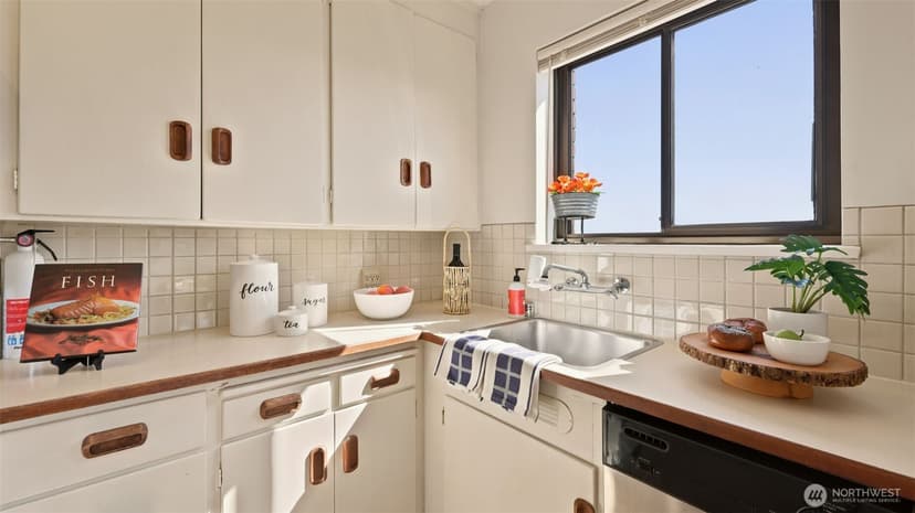 Property photo for 2450 Dexter Avenue N #303, Seattle photo 17