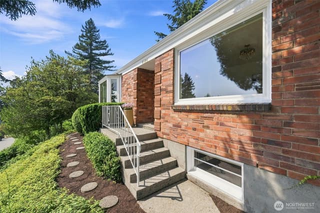 Property photo for 4806 Purdue Avenue NE, Seattle photo 3