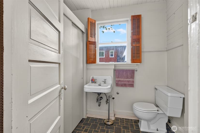 Property photo for 115 3rd Avenue N, Edmonds photo 27
