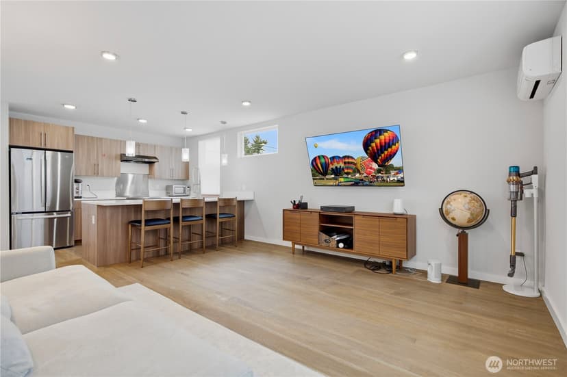 Property photo for 11530 Greenwood Avenue N, Seattle photo 13