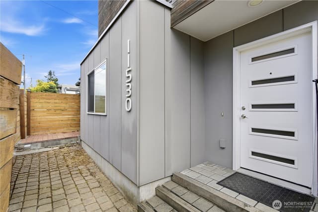 Property photo for 11530 Greenwood Avenue N, Seattle photo 2
