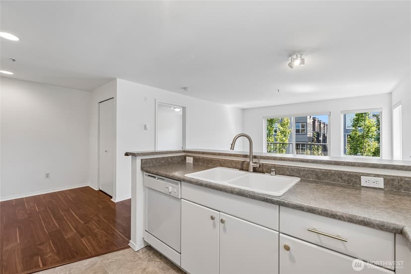 Property photo for 323 Queen Anne Avenue N #711, Seattle photo 7