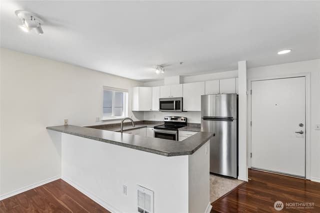 Property photo for 323 Queen Anne Avenue N #711, Seattle photo 5