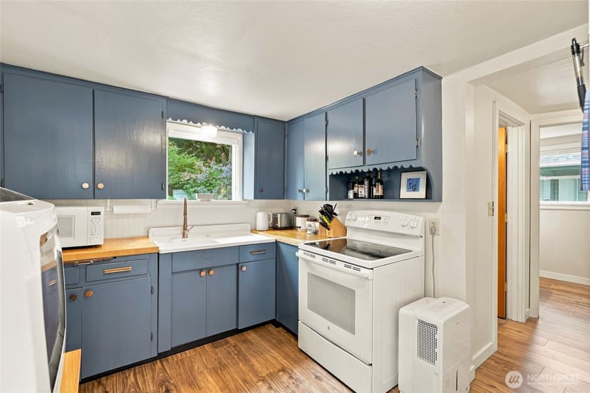 Property photo for 3023 NE 133rd Street, Seattle photo 9