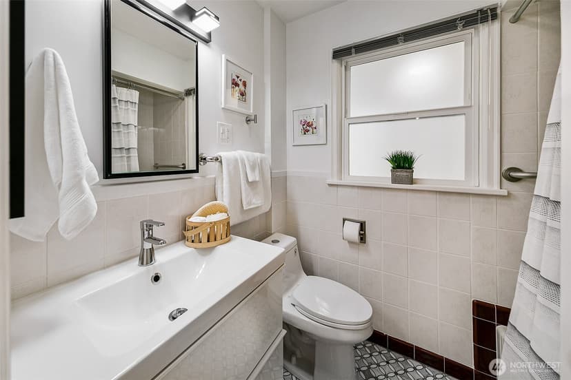 Property photo for 8215 4th Avenue NE, Seattle photo 15