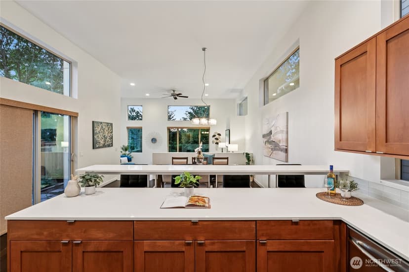Property photo for 1018 NE 103rd Street, Seattle photo 10