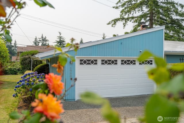 Property photo for 19505 45th Avenue NE, Lake Forest Park photo 2