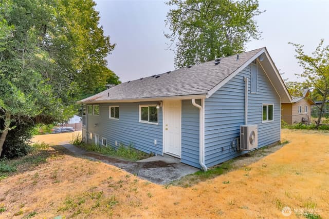 Property photo for 11049 18th Avenue SW, Seattle photo 3