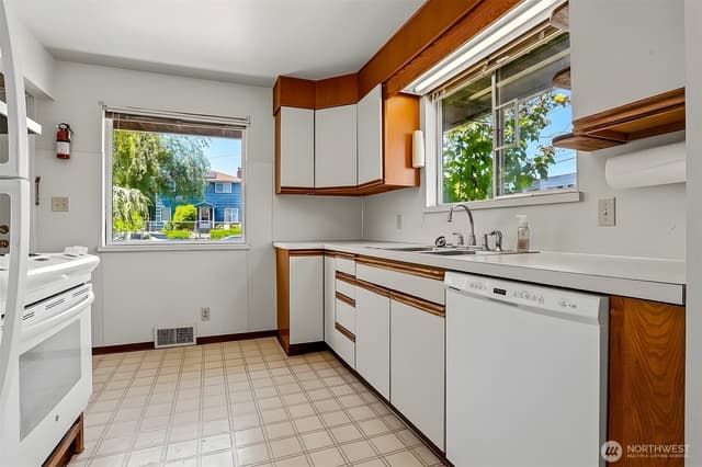 Property photo for 5900 34th Avenue SW, Seattle photo 2