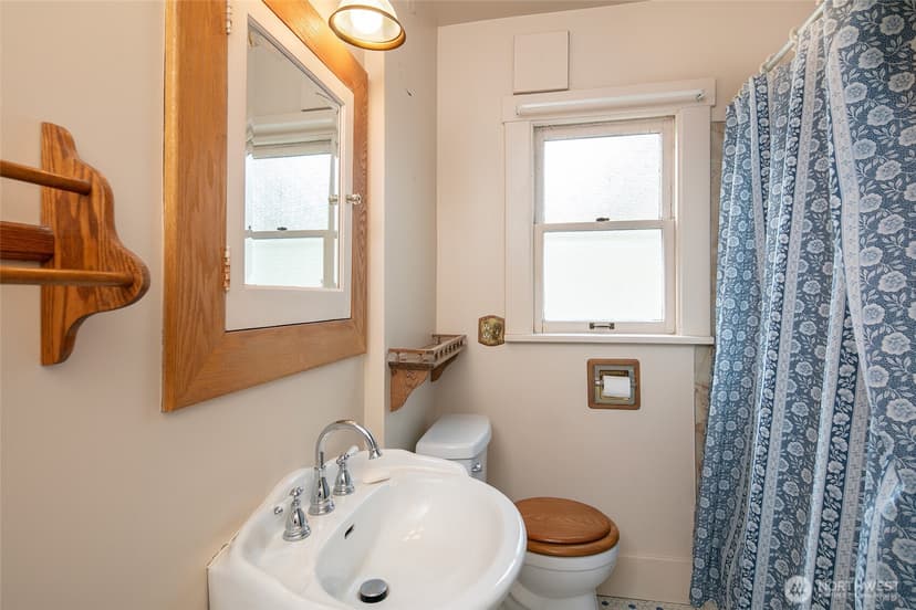 Property photo for 6016 34th Avenue NE, Seattle photo 8