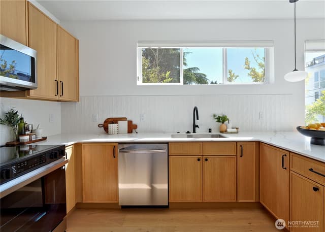 Property photo for 435 19th Avenue E, Seattle photo 5