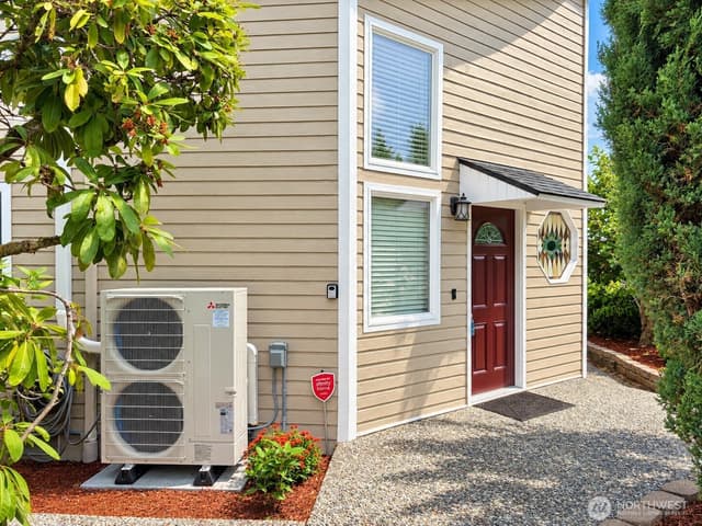 Property photo for 242 W Lake Sammamish Parkway SE, Bellevue photo 4