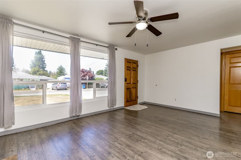 Property photo for 16016 12th Avenue SW, Burien photo 4