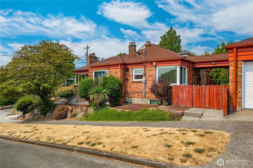 Property photo for 2016 30th Avenue S, Seattle photo 3