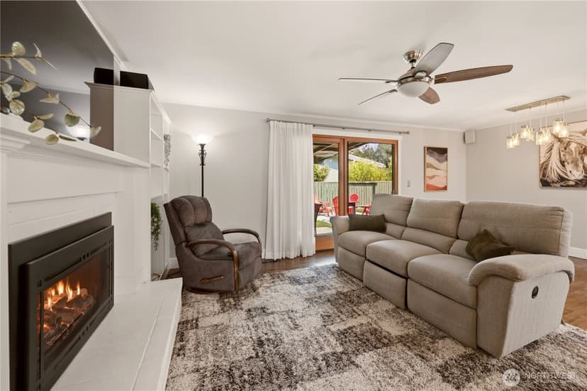 Property photo for 9219 Elwood Drive SW, Lakewood photo 3