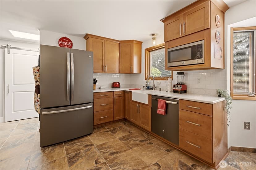 Property photo for 9219 Elwood Drive SW, Lakewood photo 7