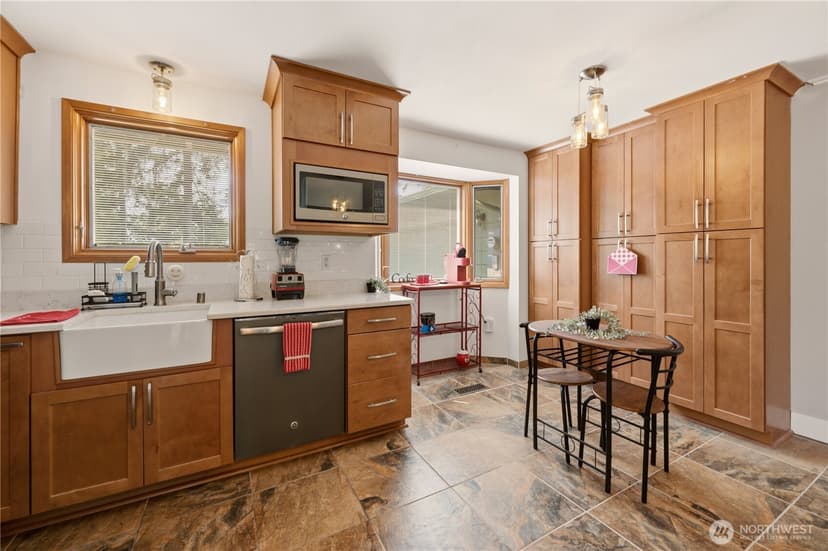 Property photo for 9219 Elwood Drive SW, Lakewood photo 8