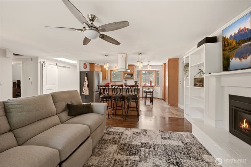 Property photo for 9219 Elwood Drive SW, Lakewood photo 4