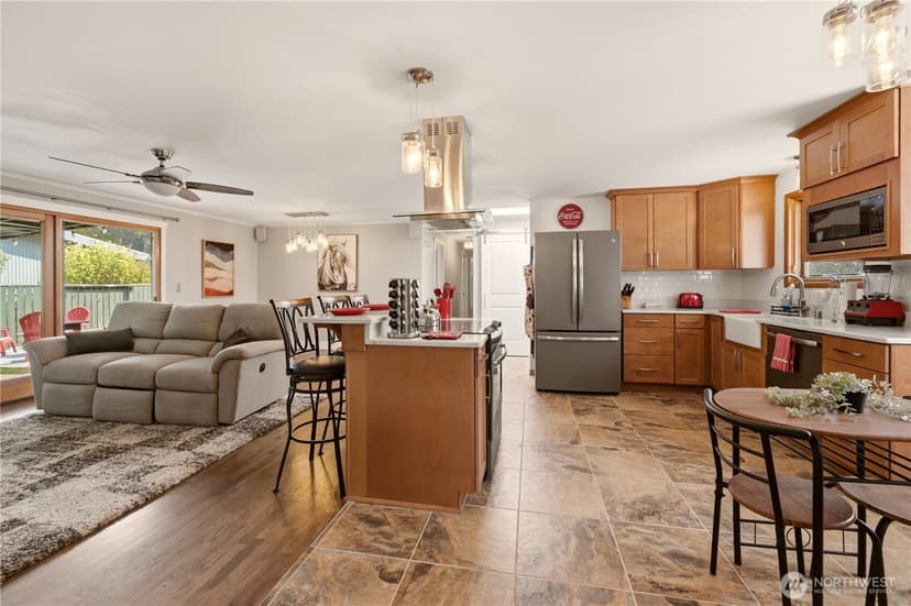 Property photo for 9219 Elwood Drive SW, Lakewood photo 10