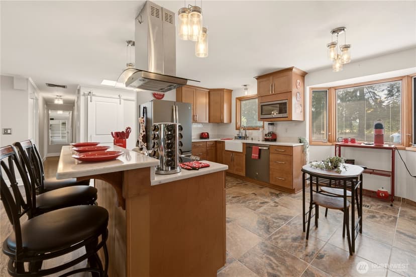 Property photo for 9219 Elwood Drive SW, Lakewood photo 6