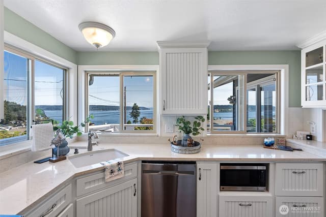 Property photo for 7108 Soundview Drive NW, Gig Harbor photo 4